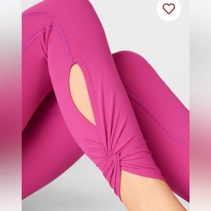 Fabletics Medium Oasis High-Waisted Twist 7/8
In VERY BERRY